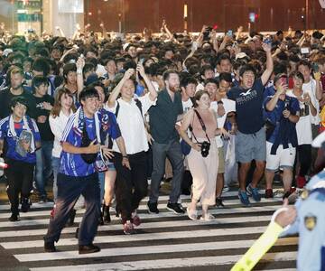 Μουντιάλ 2026: Οι πανηγυρισμοί των Ιαπώνων στη Σιμπούγια κράτησαν μέχρι να ανάψει κόκκινο το φανάρι! (video)