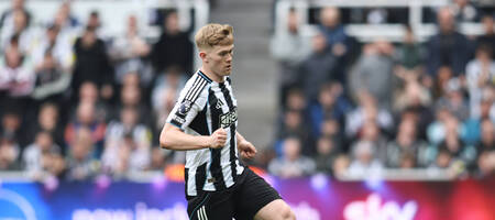 Κοιτάει Λιούις Χολ από Νιούκαστλ η Μάντσεστερ Γιουνάιτεντ