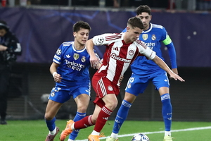 Μουζακίτης: «Δεν ξέρω πότε θα φύγει το βραβείο από το κρεβάτι μου, θα κοιμάμαι μαζί του» (video)