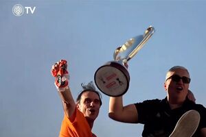 «Εεε, οοο, το Κύπελλο το πήραμε στο Πανθεσσαλικό!»: Τρελαμένος ο Μπούσης, τραγουδά μαζί με τους οπαδούς του ΟΦΗ - Πανικός στο Ηράκλειο! (video)