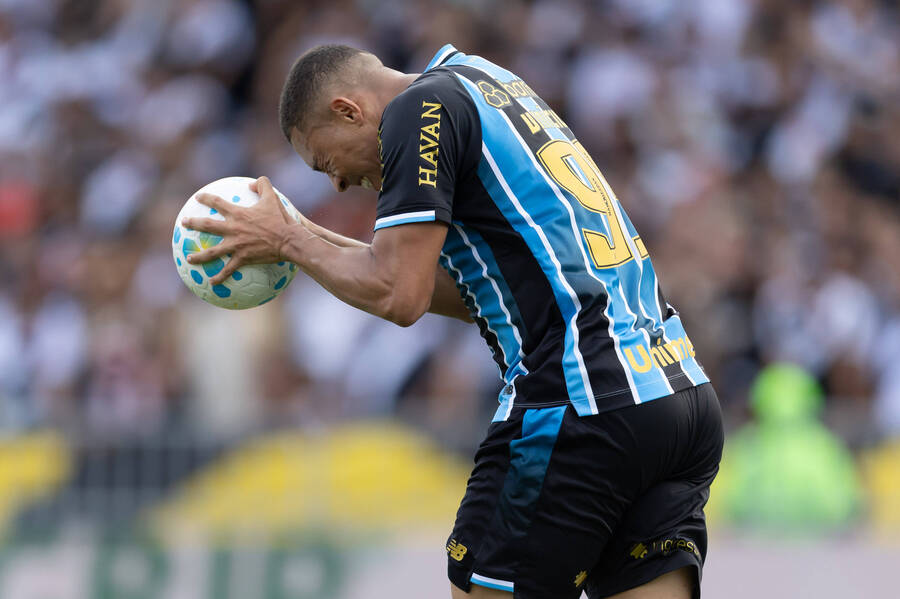 Παίκτης της Γκρέμιο έχασε το ίδιο πέναλτι τρεις φορές! (video)