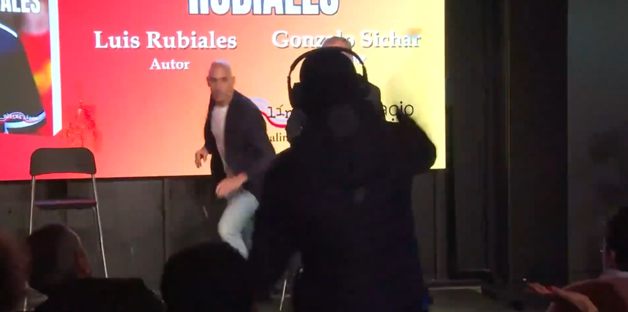 Απίθανο: Ο Ρουμπιάλες δέχτηκε επίθεση με αυγά από τον... θείο του! (video)