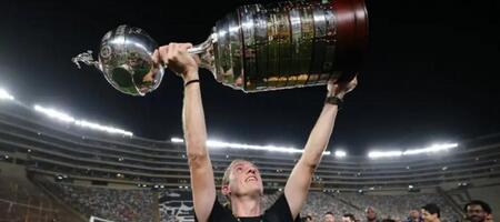 Δεν πάει πουθενά: Στη Φλαμένγκο μέχρι το 2027 ο Λουίς!