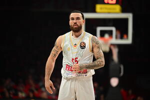 Το παίρνει πάνω του ο Τζέιμς - Παίζει στο game 5 της Μονακό με την Παρί με το νούμερο του Στράζελ!