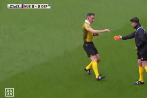 Έπος: Διαιτητής στην Ισπανία ξέχασε τις κάρτες του και το πήρε χαμπάρι μετά το 20λεπτο! (video)