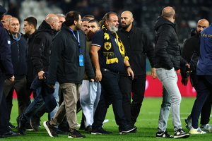 ΠΑΟΚ-ΑΕΚ: Η είσοδος Ηλιόπουλου στον αγωνιστικό χώρο - Τι είπε με Σαββίδη