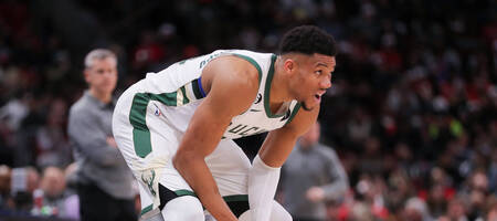 «Συναγερμός» με Αντετοκούνμπο στους Μπακς - Αποχώρησε τραυματίας από το παιχνίδι κόντρα στους Καβαλίερς (video)