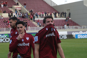 «Βράζουν» οι φίλοι της ΑΕΛ -Αποδοκιμάστηκαν παίκτες και Νταβέλης!