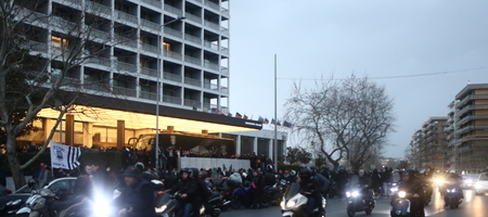 Οι οπαδοί του ΠΑΟΚ αποθέωσαν την αποστολή στο ξενοδοχείο