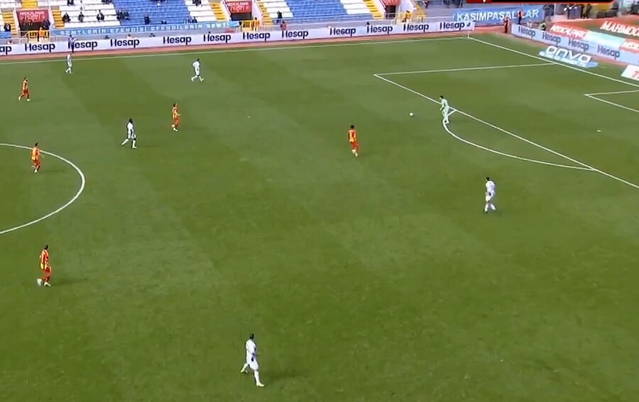 Γιαννιώτης: Σκόραρε με βολέ από το τέρμα του! (video)