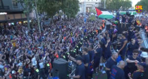 Γιαμάλ: Σήκωσε τη σημαία της Παλαιστίνης στην παρέλαση της Μπαρτσελόνα (video)