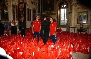 Ολυμπιακός: Τρόφιμα και είδη πρώτης ανάγκης στη Μητρόπολη Πειραιά