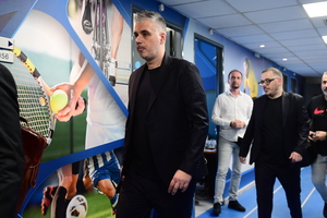 Κοντός: «Άλλοι σκαρφαλώνουν στα κάγκελα, αλλά το θέμα είναι τι είπε η γυναίκα ενός παίκτη»