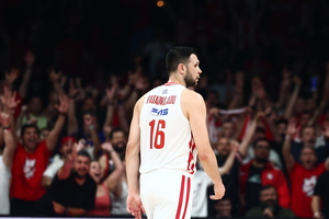 Ολυμπιακός - Παναθηναϊκός: Το απίθανο buzzer-beater του Παπανικολάου από το κέντρο! (video)