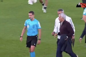 Έξαλλος ο Μουρίνιο μετά την ισοπαλία της Μπενφίκα - Πήρε στο… κυνήγι τον διαιτητή