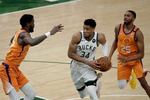NBA Finals: Με σχεδόν... τριπλό Γιάννη και «καυτό» Μίντλετον, οι Μπακς ισοφάρισαν τους Σανς (videos)