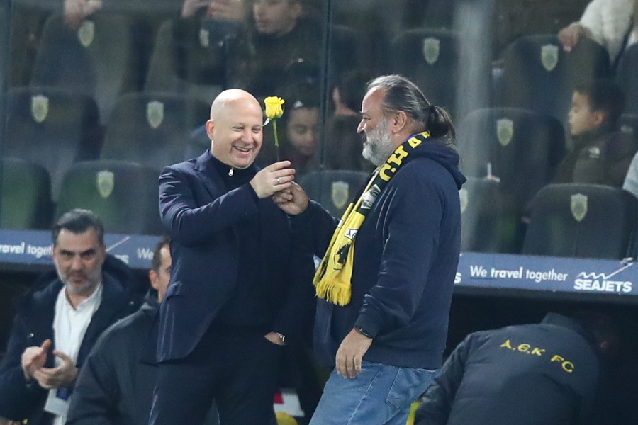 Επική στιγμή: Ο Ηλιόπουλος έδωσε στον Νίκολιτς ένα κίτρινο τριαντάφυλλο! (pics)