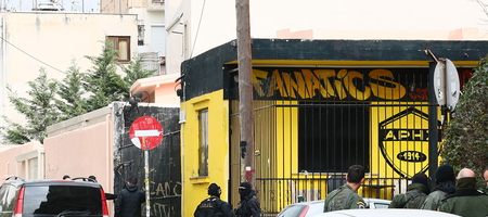 Δολοφονία Κλεομένη: Προσαγωγή πρώην στελέχους της ΠΑΕ Άρης μετά την έφοδο στο Χαριλάου