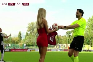 Πολωνία: Εκλεκτή κυρία με κόκκινο φόρεμα έκλεψε την παράσταση σε αγώνα της 2ης κατηγορίας! (video)
