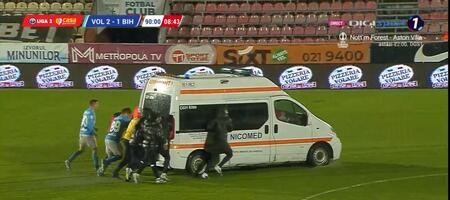 Απίστευτο σκηνικό στην Ρουμανία: Το ασθενοφόρο κόλλησε στο χορτάρι και το… έσπρωχναν οι ποδοσφαιριστές! (video)
