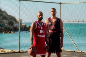 Ο Ολυμπιακός έβγαλε τις νέες φανέλες του στη διάθεση του κοινού
