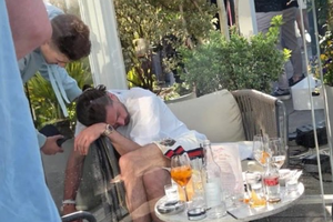 Έβερτον: Μεθυσμένος σε μαγαζί του Μάντσεστερ ο Γκρίλις -Αποκοιμήθηκε στην καρέκλα του!