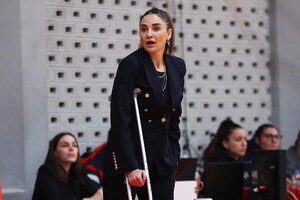 Ολυμπιακός - Παναθηναϊκός: Πέταξε την πατερίτσα της και έβγαλε το σακάκι η... ξαναμμένη Ερντέμ (video)