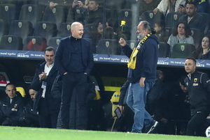 Επική στιγμή: Ο Ηλιόπουλος έδωσε στον Νίκολιτς ένα κίτρινο τριαντάφυλλο! (pics)