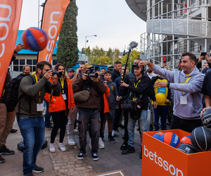 Η Betsson απογείωσε την πρεμιέρα του Αυτοκράτορα – Ο Richard Hsiao στο πλευρό του κόσμου και της ομάδας