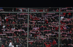 Ολυμπιακός: Σύνθημα υπέρ Μπαρτζώκα από τους οπαδούς στην Τρίπολη (video)