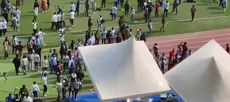 Επεισόδια στην Ινδία για τη… σύντομη επίσκεψη του Μέσι - Σκηνές χάους και βανδαλισμοί στο γήπεδο (video)