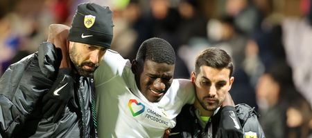 Αγωνία στην ΑΕΚ για Ζίνι: Τραυματίστηκε σοβαρά στο ματς με τη Φιορεντίνα και αποχώρησε υποβασταζόμενος (video)