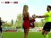 Πολωνία: Εκλεκτή κυρία με κόκκινο φόρεμα έκλεψε την παράσταση σε αγώνα της 2ης κατηγορίας! (video)