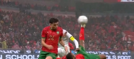 Μαρόκο – Κομόρες 2-0: Με αδιανόητο ανάποδο ψαλίδι του Ελ Κααμπί, οι διοργανωτές σφράγισαν την πρώτη τους νίκη στο Κύπελλο Εθνών Αφρικής! (video)