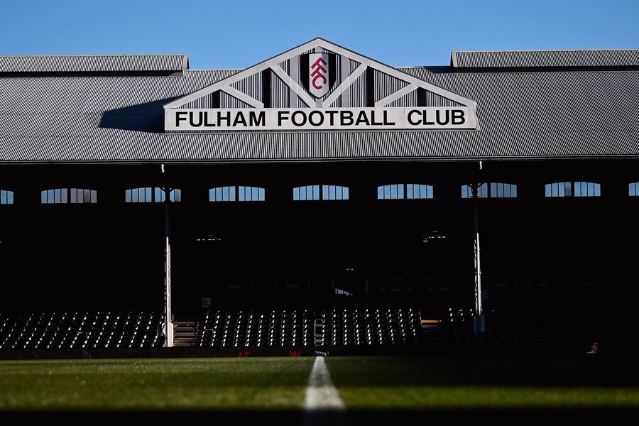 Φούλαμ - Λίβερπουλ: Καθυστέρηση 15 λεπτών στη σέντρα