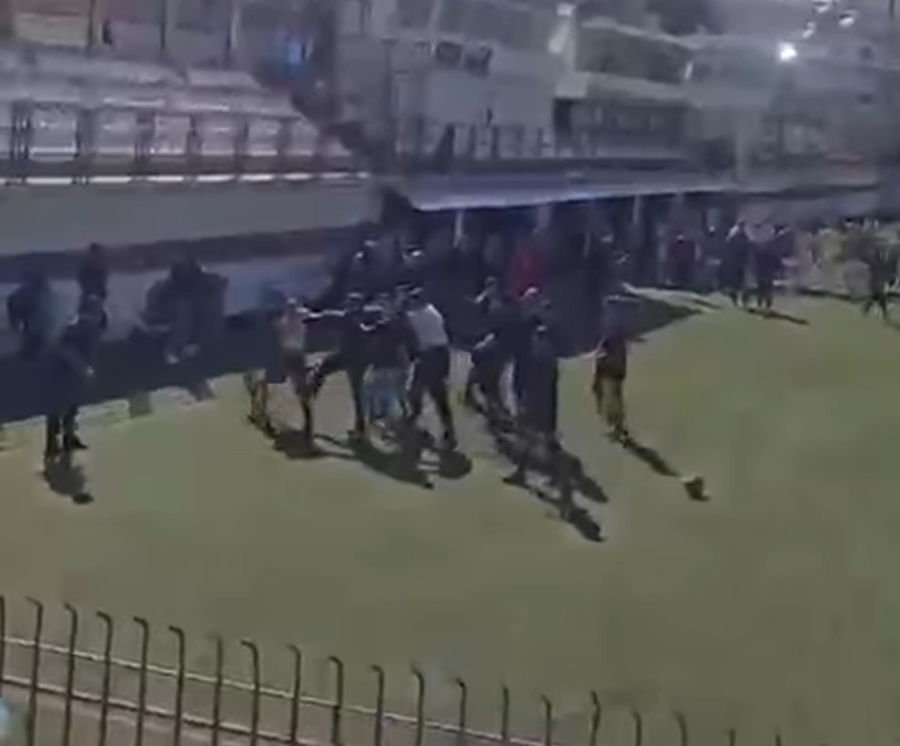 Εικόνες ντροπής στον Κορυδαλλό: Σκληρά επεισόδια στον φιλανθρωπικό αγώνα Προοδευτική - Ολυμπιακός U19 (video)