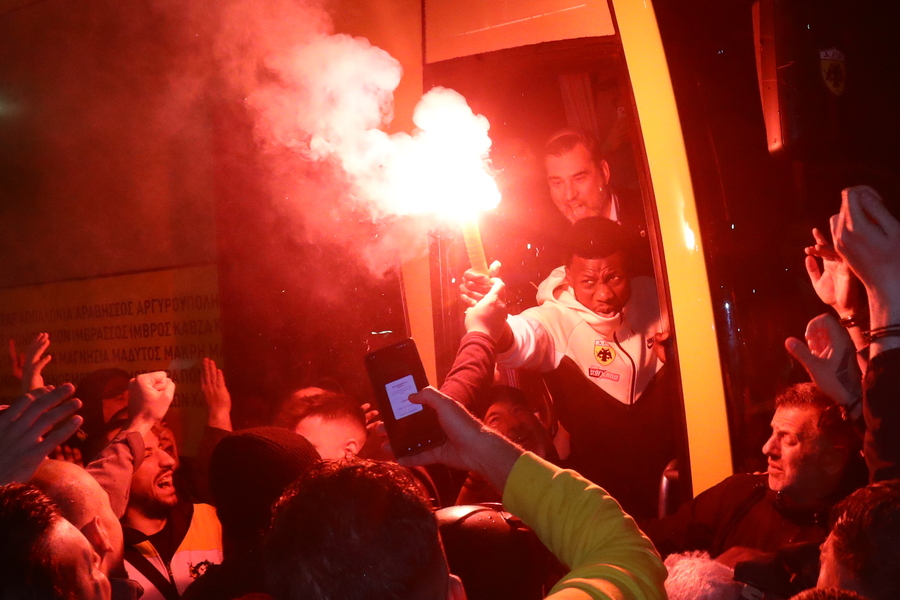 ΑΕΚ: «Κιτρινόμαυρη» παράνοια από Συγγρού έως Νέα Φιλαδέλφεια και αποθέωση για την ομάδα του Νίκολιτς! (pics)