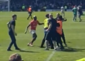 Γιορκ: Ποδοσφαιριστής γρονθοκόπησε εισβολέα οπαδό (video)