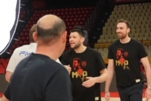 Ολυμπιακός: Οι αδερφοί Αγγελόπουλοι παρέδωσαν το βραβείο του MVP στον Βεζένκοβ (video)