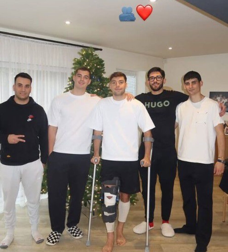 Τζίμας: Ανάρτησε φωτογραφία με πατερίτσες και δεμένο πόδι