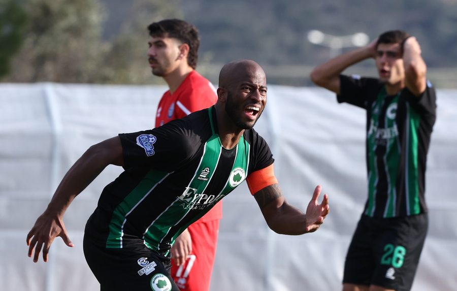 Δεν υπάρχει: Ο Σεμπά της Μαρκό έβαλε γκολάρα για βραβείο… Πούσκας! (video)