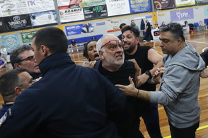 Απίστευτη σύρραξη σε αγώνα για την Α1 γυναικών – Ξύλο και πέταγμα καρέκλας στην εξέδρα (video)