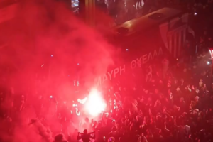 Καλαμάτα: Τρέλα για τη «Μαύρη Θύελλα», χιλιάδες Μεσσήνιοι πανηγυρίζουν στους δρόμους την άνοδο! (video)