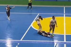 Βραζιλία: Πενταετής αποκλεισμός σε παίκτρια φούτσαλ για δολοφονικό χτύπημα - Σκληρές εικόνες