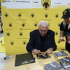 Ο Σάκοτα υπέγραψε αυτόγραφα συγκινημένος από τις εκδηλώσεις των φίλων της ΑΕΚ