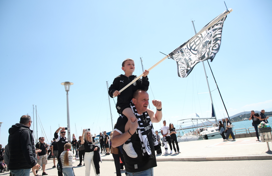 ΠΑΟΚ - ΟΦΗ: Οι φίλαθλοι «έβαψαν» ασπρόμαυρο τον Βόλο (photos)