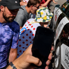 Σοκ στο Tour de France: Ποδηλάτης εγκατέλειψε μετά από σύγκρουση με αυτοκίνητο λόγω των... ανεξέλεγκτων θεατών (video)