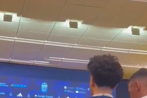 Γάλλος φίλαθλος εισέβαλλε στην συνέντευξη Τύπου του Σκαλόνι και του έδωσε οδηγίες! (video)