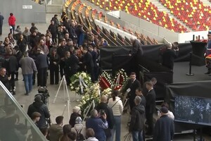 Μιρτσέα Λουτσέσκου: Σε λαϊκό προσκύνημα στην «Arena Națională» η σορός του (video)