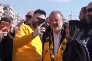 Στο «Πανθεσσαλικό» και ο Ηλιόπουλος – Αποθεώθηκε από τους οπαδούς της ΑΕΚ
